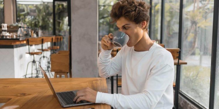 Un homme qui travaille sur ordinateur